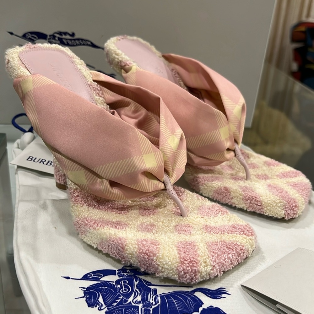 🔥🔥🔥Authentic Burberry Fabric Sandal With Lea Sole